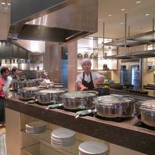 メイン料理のビュッフェ台です