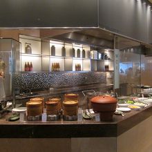 グリル料理・麺・中華点心などのライブキッチン