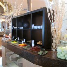 洋風スイーツのビュッフェ台です