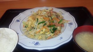 24時間営業の定食屋さんです