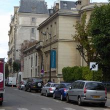 エントランスは質素です