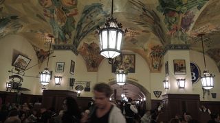 1階は賑やかなビアハウス2階は普通のレストラン