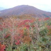 池の段から紅葉の比婆山連峰を望む。