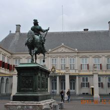 正面には騎馬像が