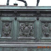 騎馬像台座の彫刻