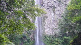 高さ８５ｍの滝　東椎屋の滝