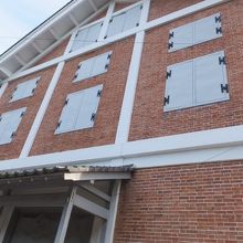 東繭倉庫の中にあります