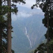 雪解け水があるときだけ現れる幻の滝