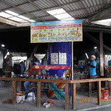 この工房で琉球ガラスを製作しています。