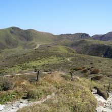 扇ヶ鼻から　右側中ほどの台地が肥前ヶ城　右には久住山がある。