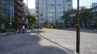 すぐ脇を高架が通っていて