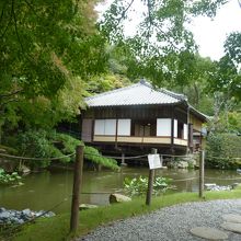 池の水面に佇む茶室