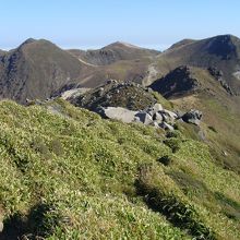 星生山頂上から　歩いてきた星生崎の向こうにくじゅう中央連山