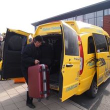 クーサモの空港で利用したタクシーです