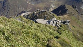 北面は硫黄山へと続く荒々しい火山の姿　星生山
