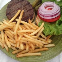 プールサイドでオーダーしたハンバーガー