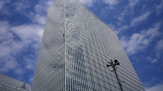 横浜東口のきれいなビル