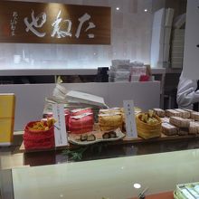 友人にこの赤い籠の「栗子みち」を購入。