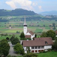 窓から村の教会が見える