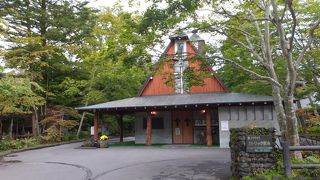 屋根にはめ込まれているマリア像が印象的