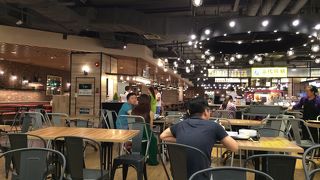 盛りだくさんのフードコート