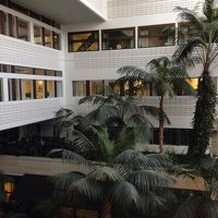 オフィスビルに隣接しており、吹き抜けからビジネスマンが見えた