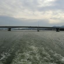 真ん中だけアーチ型です。