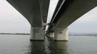 琵琶湖の根元のきれいな橋