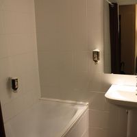 バスルームはバスタブ付きで快適。トイレは別で使いやすいです。