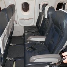 機内中央にある非常口が少しピッチが広い