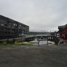 左に入口　捕鯨砲展示