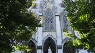 殉教地の長崎市西坂に向いて建てられています。
