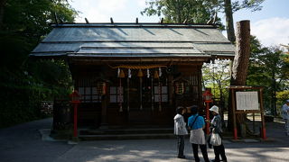 温泉街を見守る神社