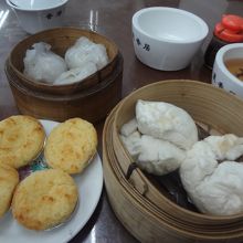 蒸し餃子（中身は不明）・エッグタルト・チャーシュー饅