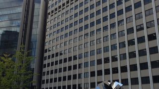 オフィス街ど真ん中。食事するところもあります。