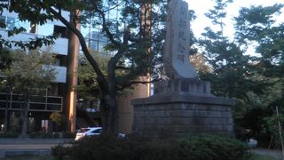 高い台座の上に立つ