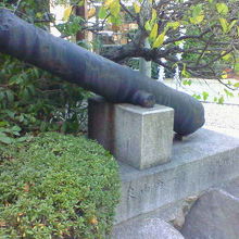 事件を示す石柱・案内板の他に事件当時の大砲も展示されてます。