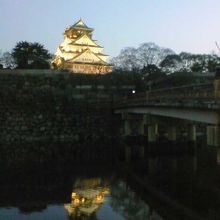 お堀に映る姿もまた美しいです。