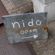 商店街から一歩入った先にあるお店