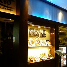 お店の入り口そばです。