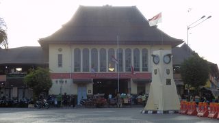 朝早くから開く青果市場