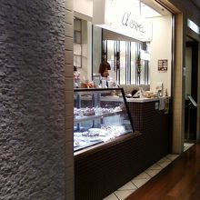 お店の入り口そばです。