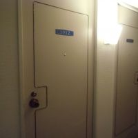 通路から部屋を見て