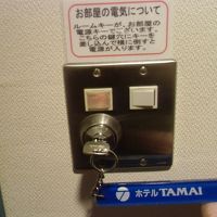 部屋入口の電気系のスイッチ（部屋の鍵で回す）