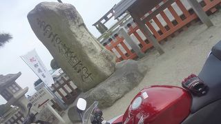 琵琶湖にうかぶ鳥居の神社