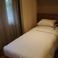 ダブルルームのはずですが、どう考えてもシングルベッドです。