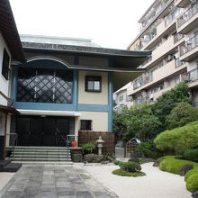 マンションに囲まれたお寺