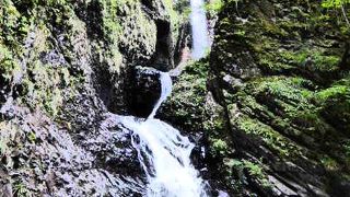 圧倒される秘境の滝