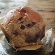 紅茶レーズンパン。紅茶バターが練りこまれてるそうです。うまい
