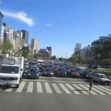 広い。片側の車線が入り切りません。